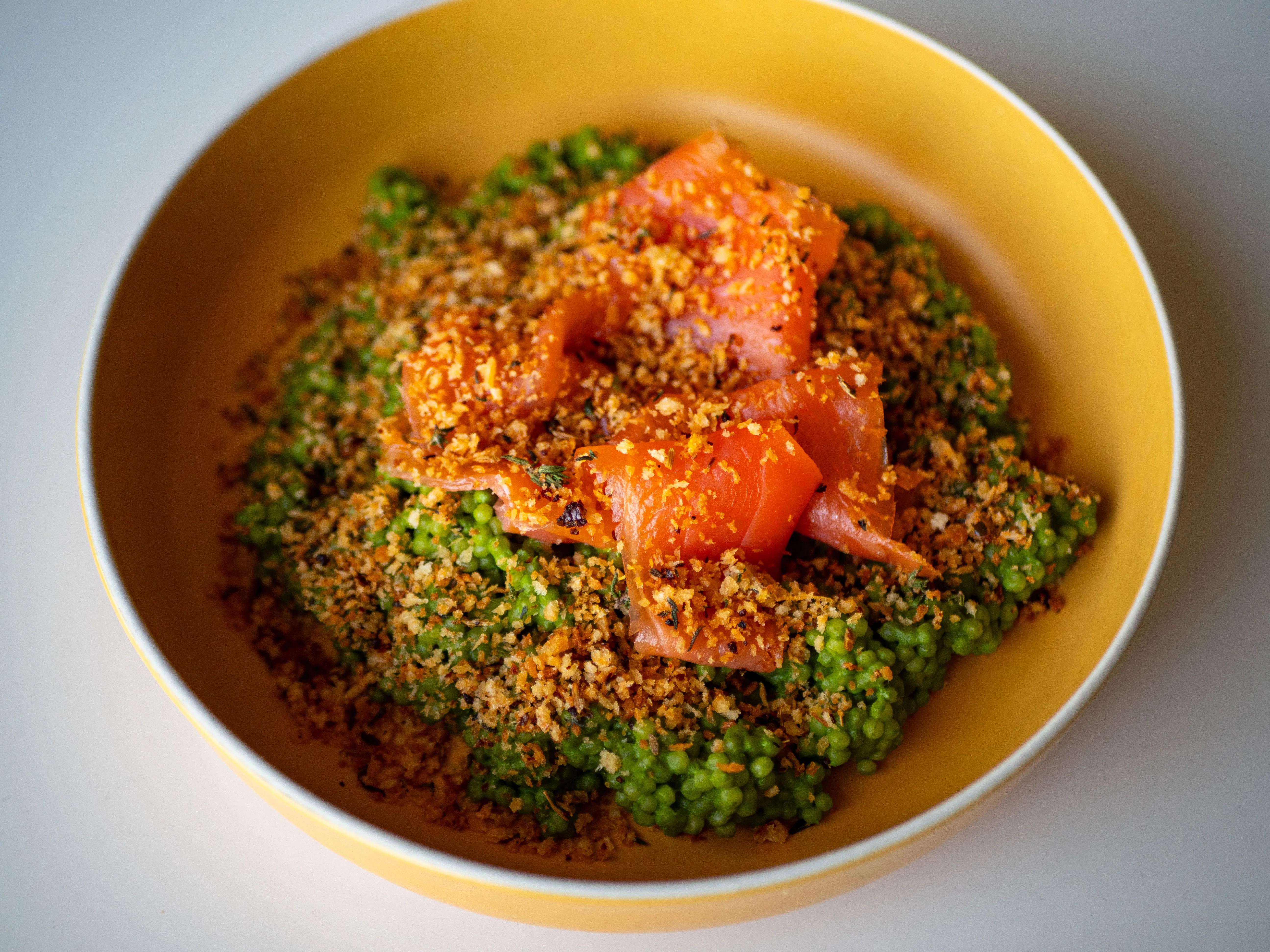 Berkoukes crémeux aux épinards, truite fumée et pangrattato aux graines de fenouil