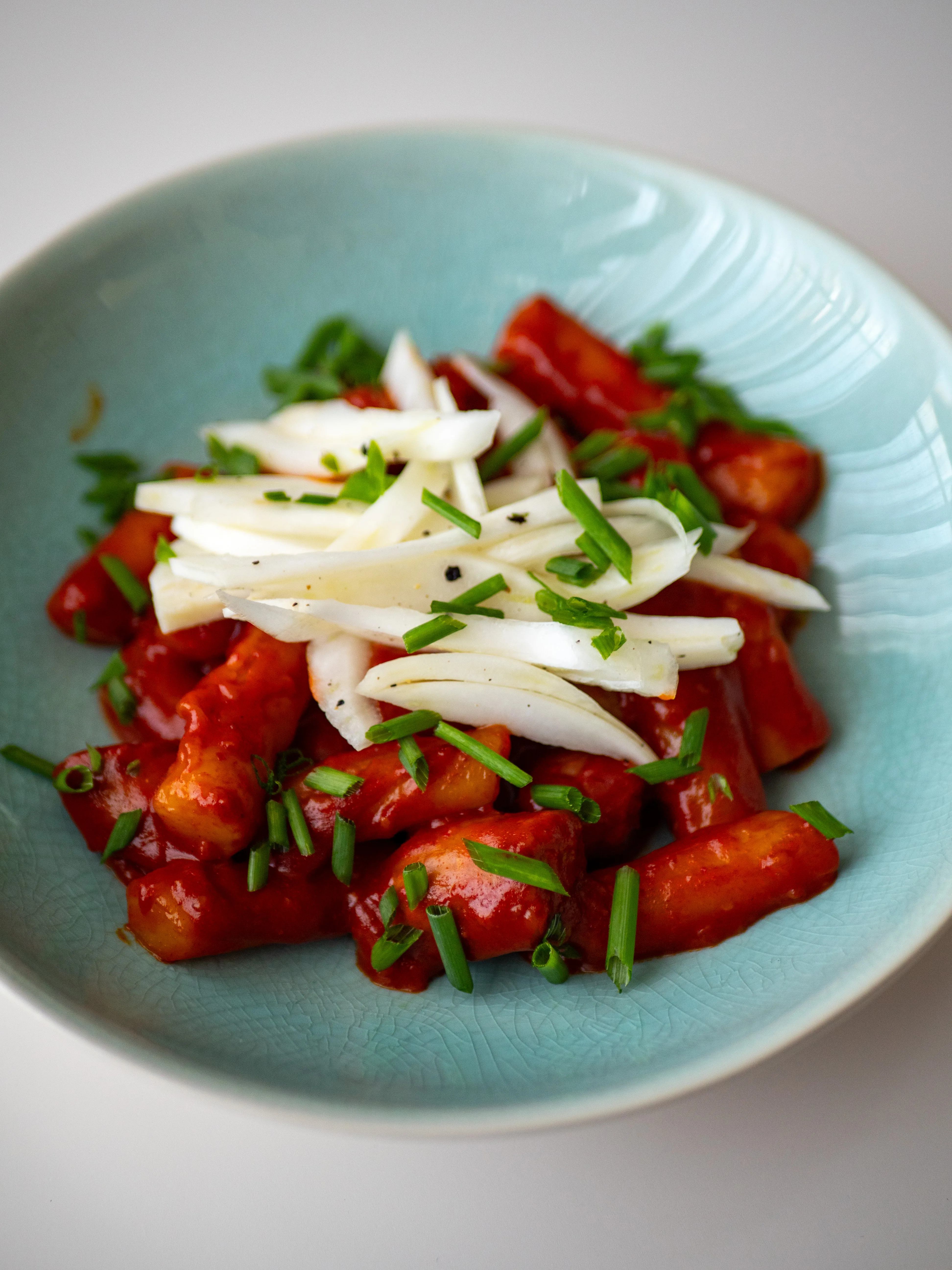 Tteokbokki crémeux aux merguez, salade minute de fenouil au citron & chili crisp