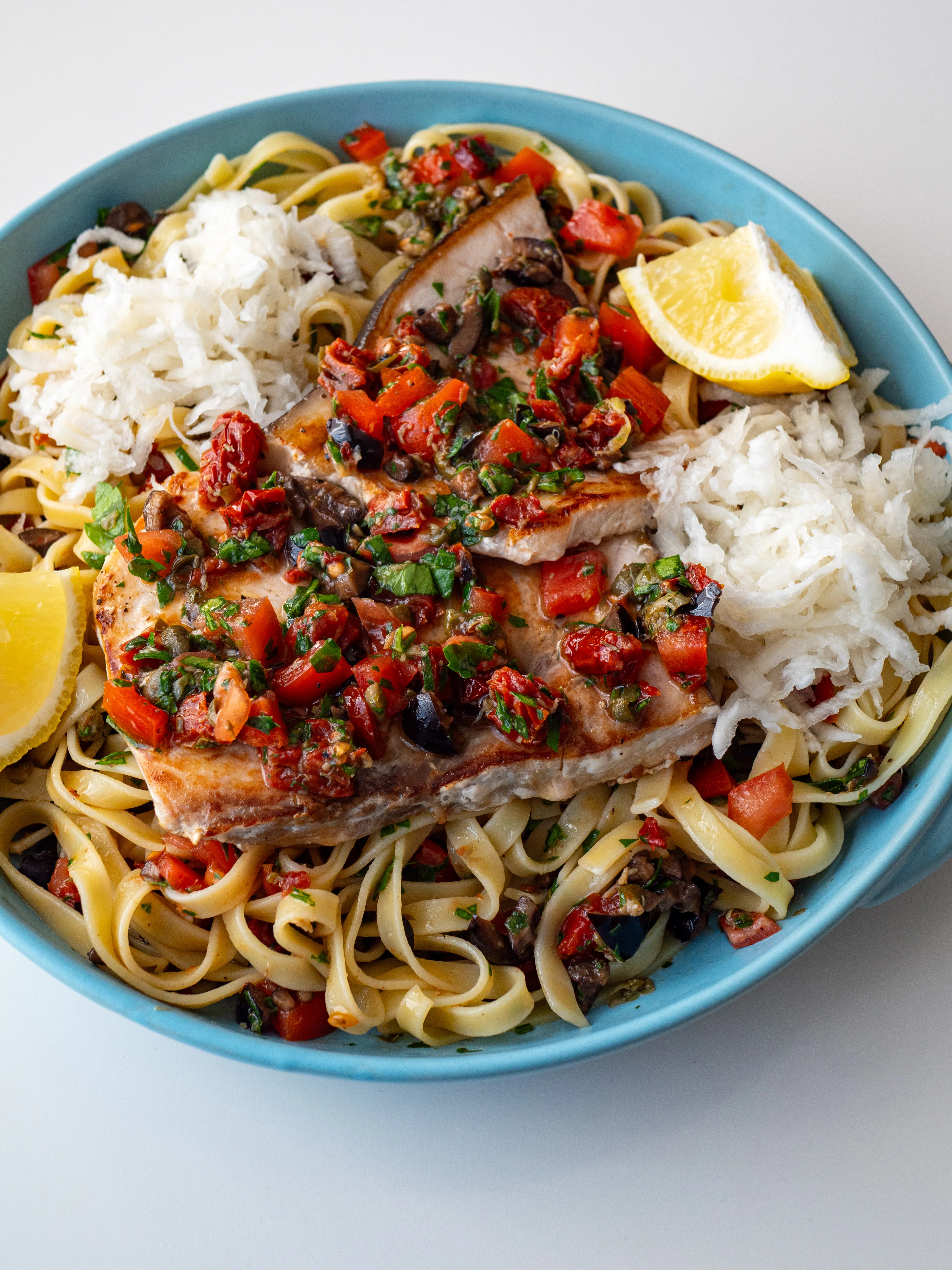 Tagliatelles à l’espadon grillé, puttanesca fraîche & radis noir croquant : la recette méditerranéenne rapide et chic