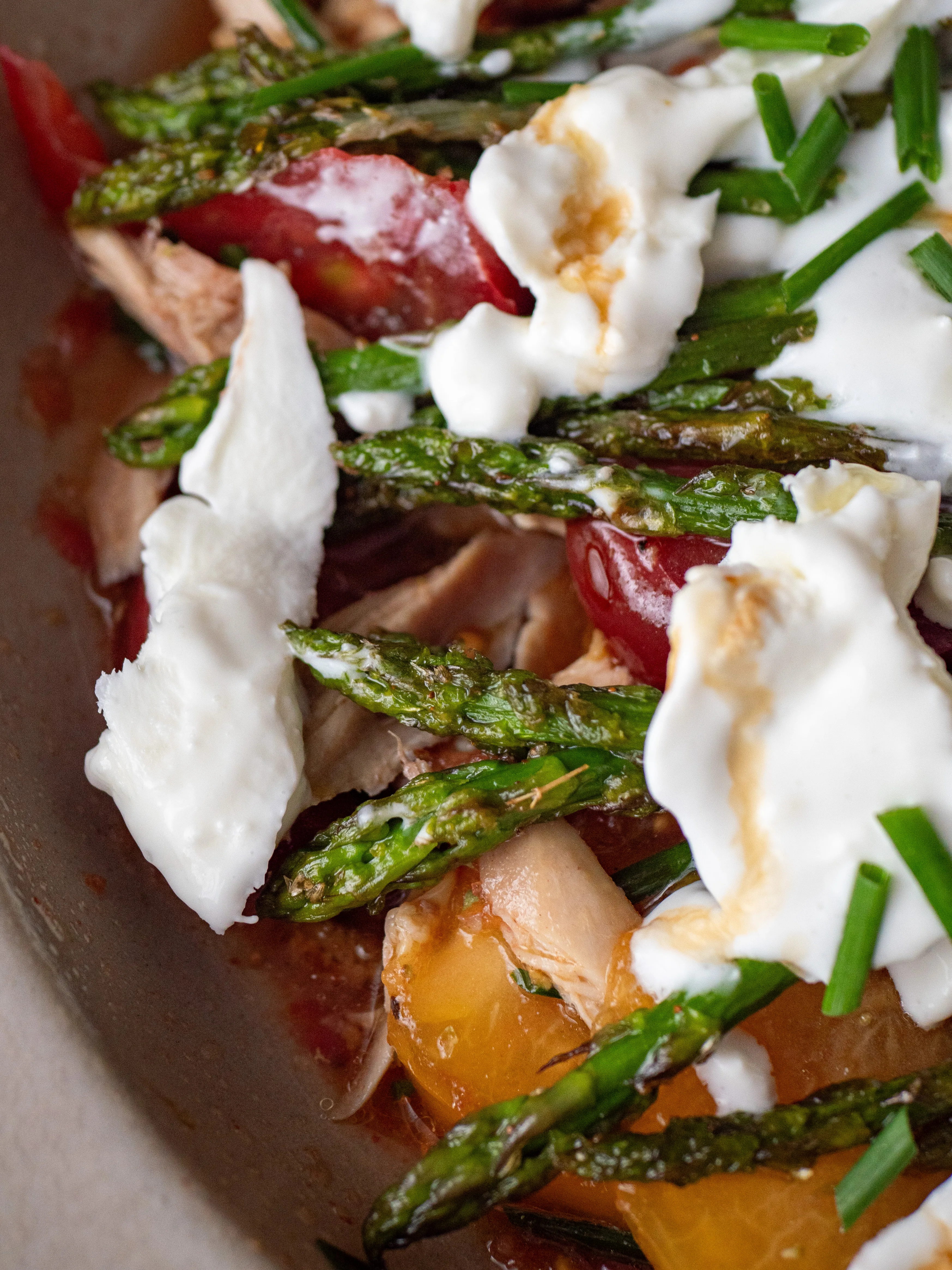 Vinaigrette de tomate râpée façon salmoriglio, poulet rôti, asperges grillées, tomates jaunes et burrata