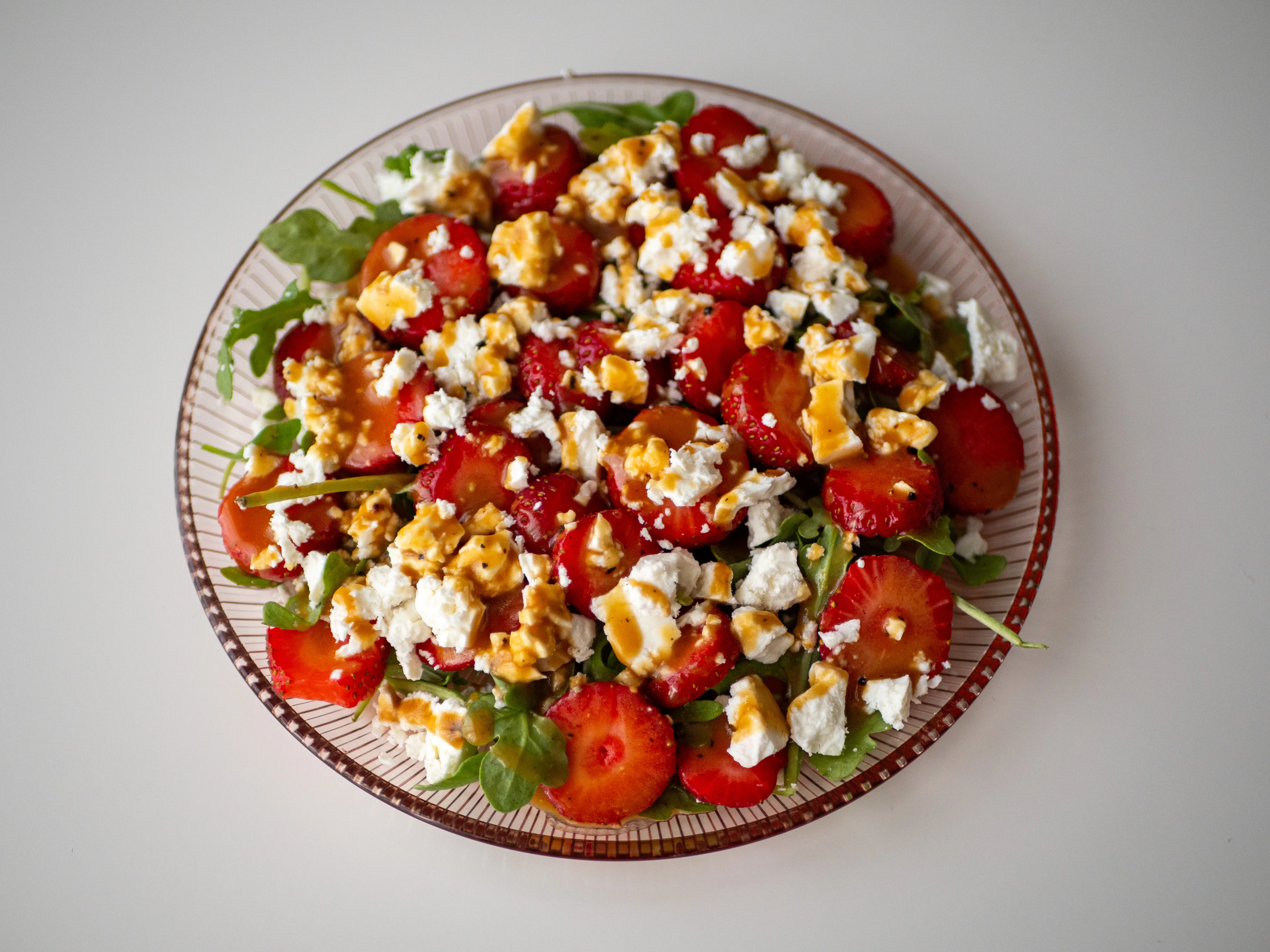 Salade de fraises, roquette, feta et vinaigrette miel-balsamique : la recette fraîche et rapide de l’été