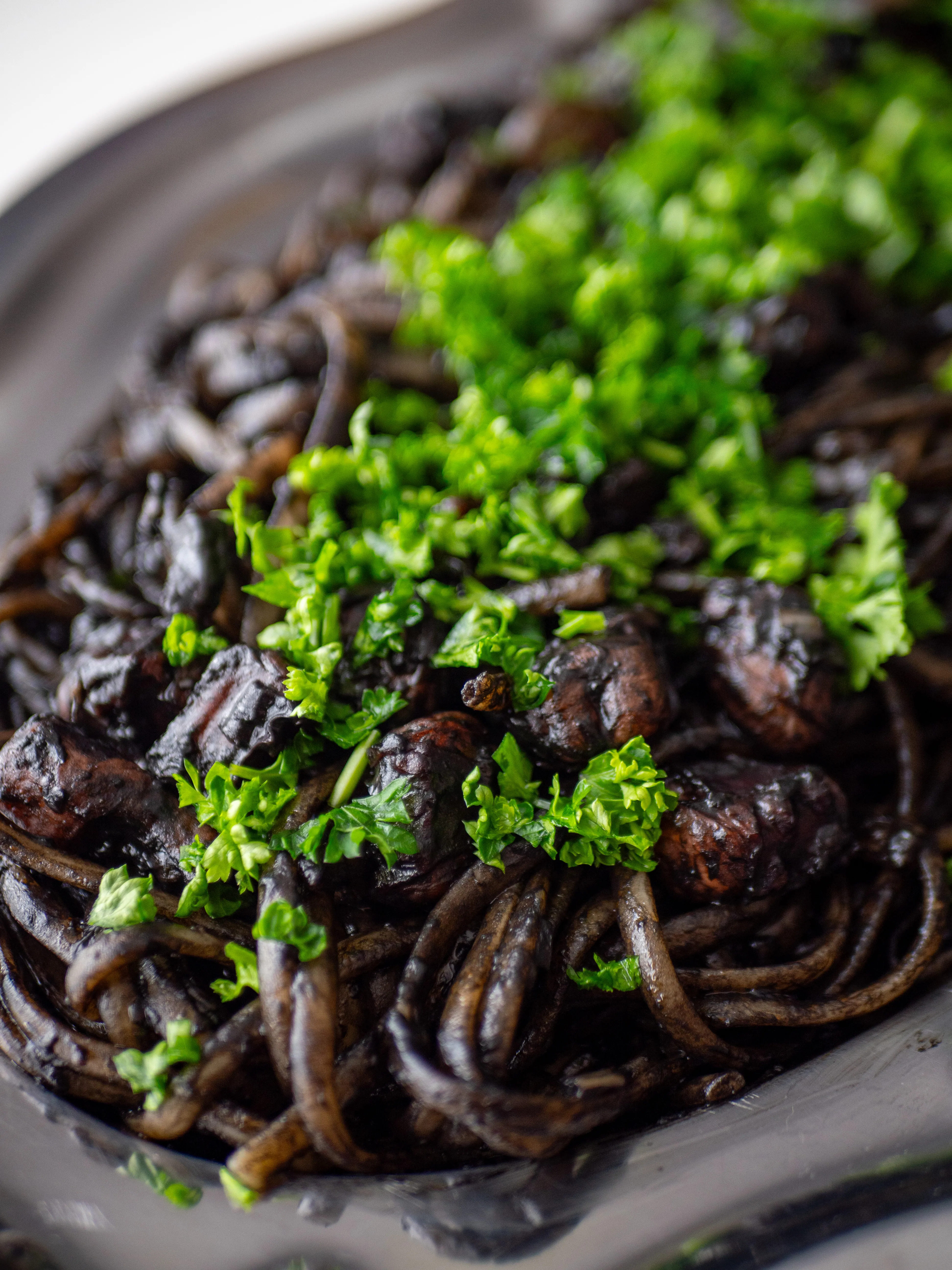 Spaghetti à l’encre de seiche : la recette vénitienne simple et intense