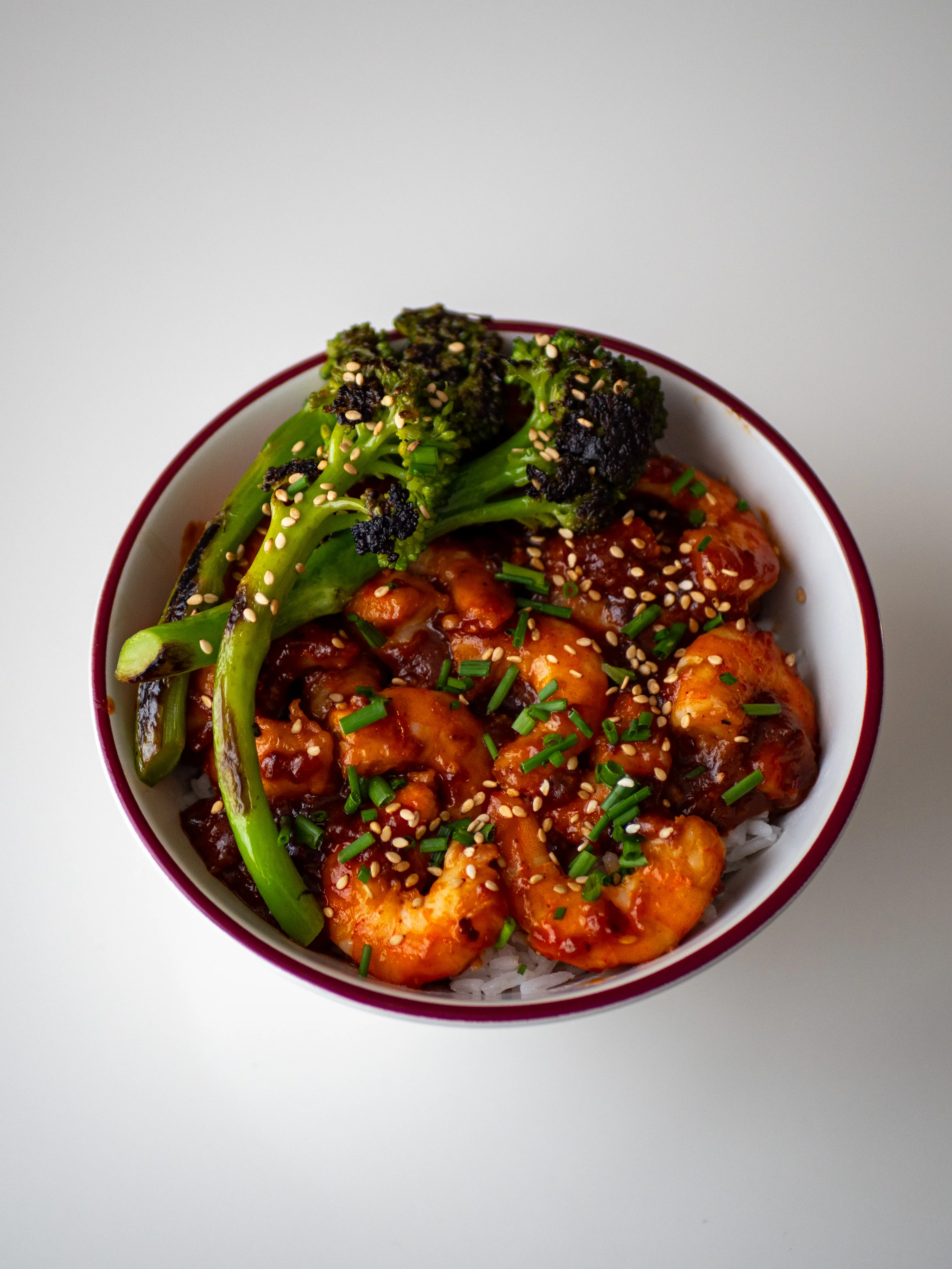 Crevettes Sichuan, riz jasmin et brocolinis : le bol qui réveille les soirs de semaine