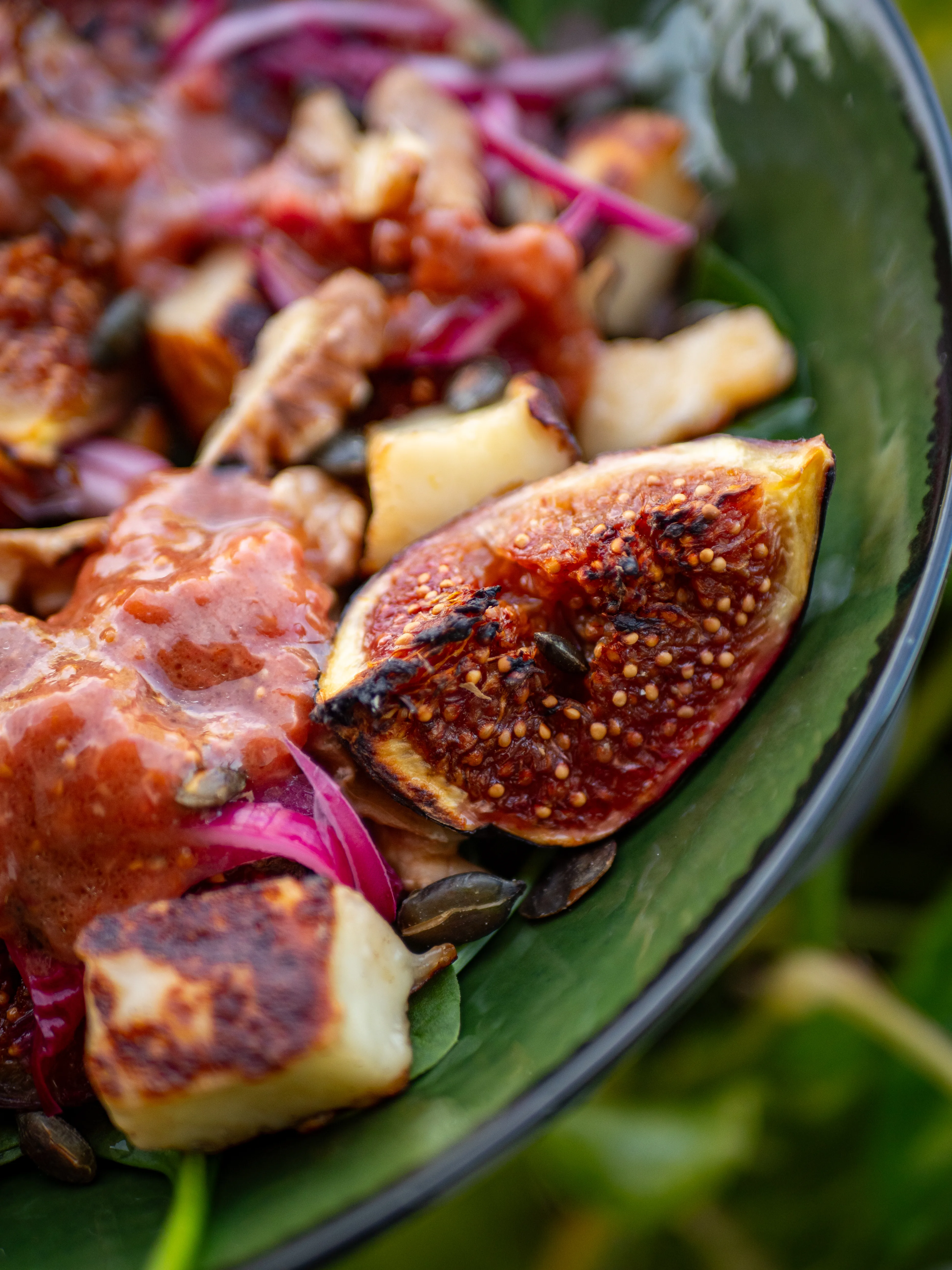 Salade de figues rôties et fromage grillé : la recette de fin d’été